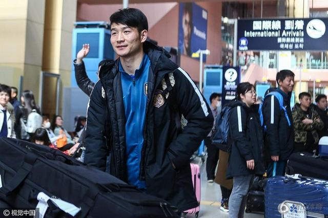 第41分钟，阿森纳反击机会萨卡右路突破到禁区被阿利森解围，随后马丁内利跟上抽射打偏了。